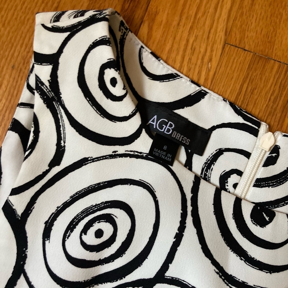 Black & White Swirl Dress 🖤🤍🖤🤍 - Picture 2 of 4